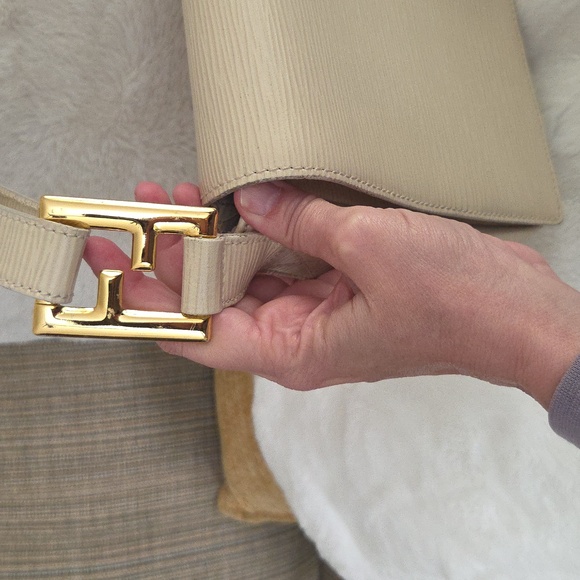 Vintage Fendi Epi Cream Shoulder Crossbody bag with adjustable strap. - Picture 4 of 16